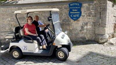 Corinna Rother, Inhaberin des Hotels Reichsküchenmeister, und Hausmeister Christian Seliger finden: Der Golfcart-Service des Hotels hat sich bewährt. (Foto: Corinna Müller)