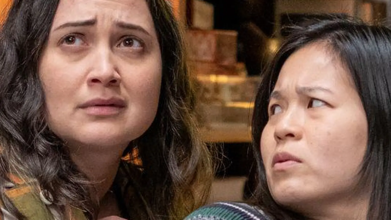 Lily Gladstone und Kelly Marie Tran in einer Szene des Films „The Wedding Banquet“. (Foto: Luka Cyprian/Universal/dpa)