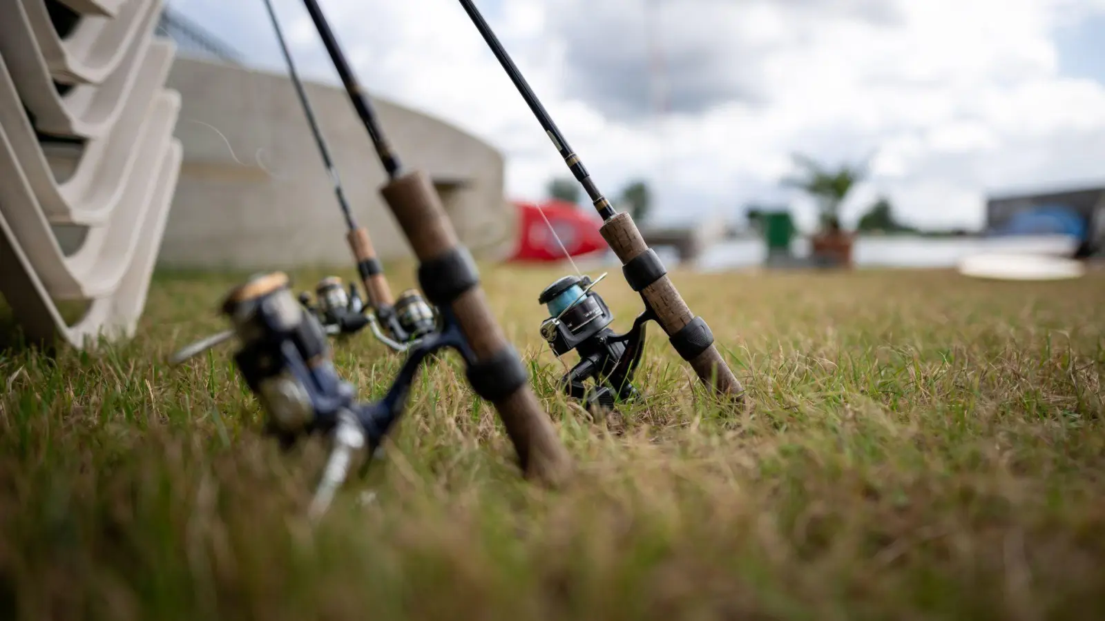 Angeln war lange eine Männerdomäne - das ändert sich langsam. (Symbolbild) (Foto: Fabian Strauch/dpa)