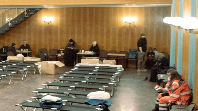 Noch sind die rund 25 Betten im Bürgersaal Zehlendorf für die Nacht nicht in Beschlag genommen. (Foto: Carsten Koall/dpa)