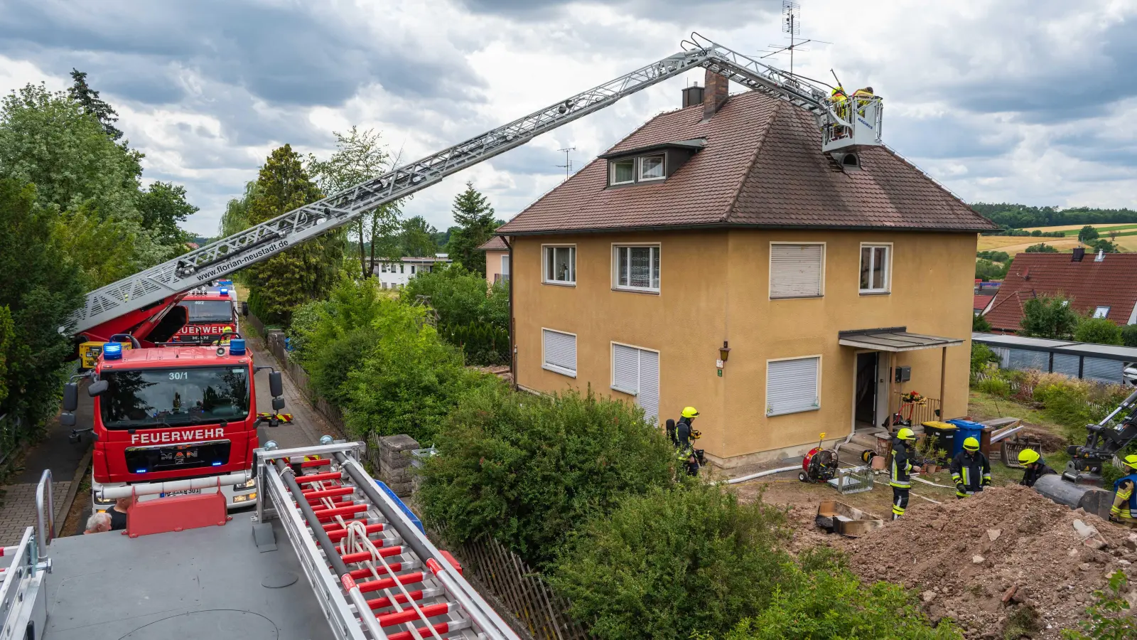 Mit der Drehleiter verschaffte sich die Feuerwehr Neustadt Zugang zum Dachstuhl. (Foto: Johann Schmidt)