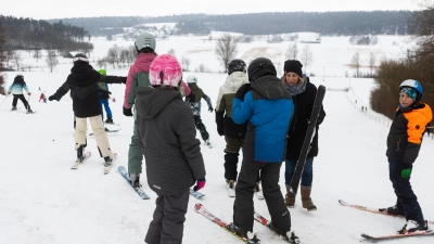 Der Schnee ermöglichte vielen Kindern eine schöne Zeit auf der Skipiste von Birkach. (Foto: Evi Lemberger)