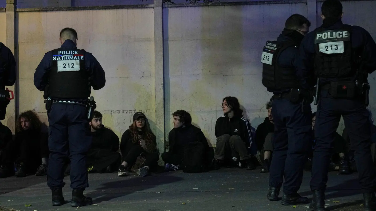 Dutzende Menschen wurden in Paris festgenommen. (Foto: Thibault Camus/AP/dpa)