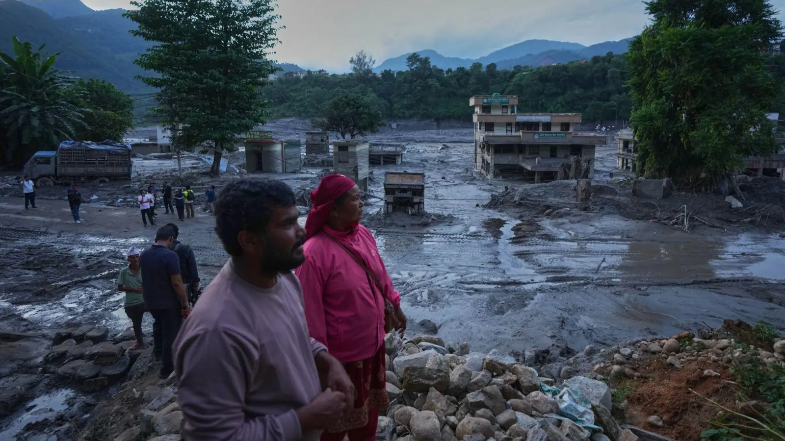 Die Sturzflut hatte entlang eines Flusslaufs schwere Schäden angerichtet.   (Foto: Rajesh Kumar Singh/AP/dpa)