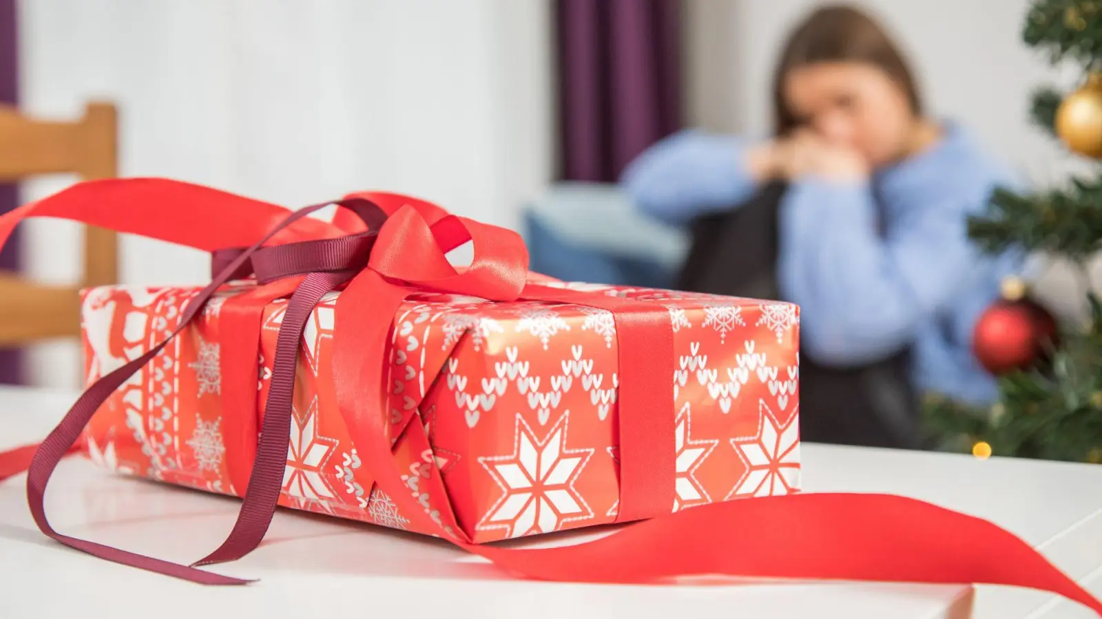 Hoffentlich keine Geschmacklosigkeit: Eine Studie enthüllt, wie oft Geschenke nach hinten losgehen. (Foto: Christin Klose/dpa-tmn)