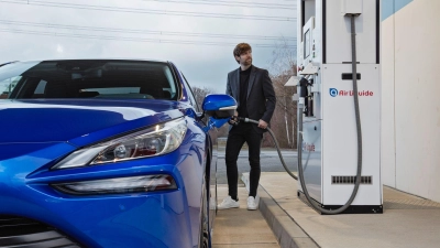 Rüssel rein, kurz tanken und - elektrisch - weiterfahren: Kurze Tankstopps wie beim herkömmlichen Verbrenner sind ein Vorteil der Wasserstoffautos. (Foto: Toyota/dpa-tmn)