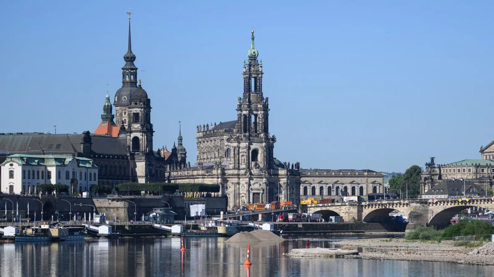Der Abriss der im vergangenen Jahr teils eingestürzten Spannbetonbrücke kostet die Stadt nach eigenen Schätzungen rund 32 Millionen Euro - deutlich mehr als bislang angenommen. (Archivbild) (Foto: Robert Michael/dpa)
