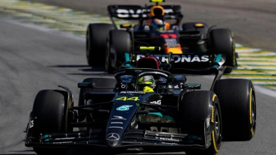 Wartet seit langer Zeit auf einen Sieg: Mercedes-Pilot Lewis Hamilton. (Foto: Andre Penner/AP/dpa)