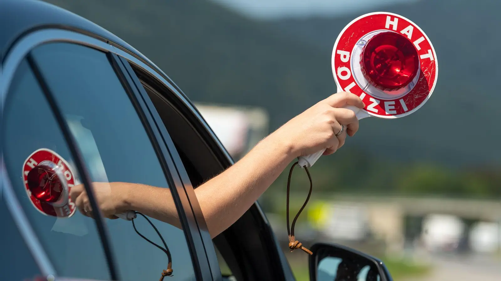 In zwei Fällen kommt es nach der Kontrolle zu Anzeigen. (Symbolbild) (Foto: Peter Kneffel/dpa)