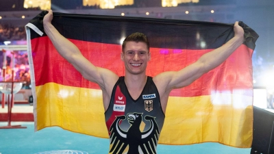 Lukas Dauser jubelt mit der deutschen Fahne. (Foto: Marijan Murat/dpa)