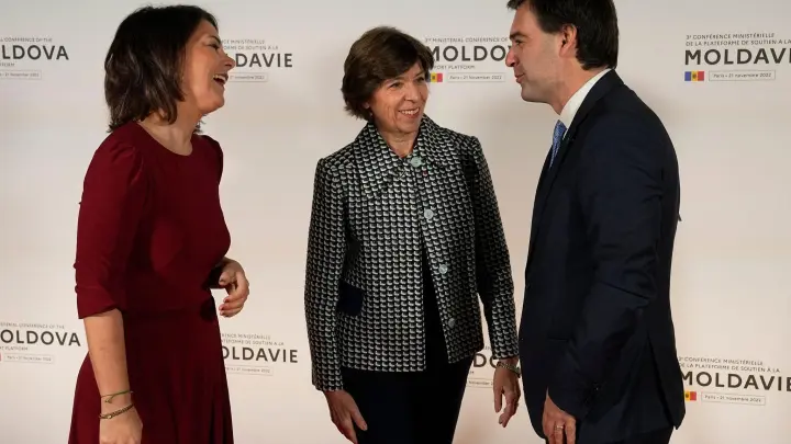 Bundesaußenministerin Annalena Baerbock (l) trifft in Paris ihre französische Amtskollegin Catherine Colonna und ihren moldauischen Amtskollegen Nicu Popescu. (Foto: Michel Euler/AP/dpa)