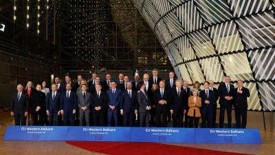 Das traditionelle Gruppenfoto der Staats- und Regierungschefs der Europäischen Union und der westlichen Balkanstaaten in Brüssel. (Foto: Omar Havana/AP/dpa)
