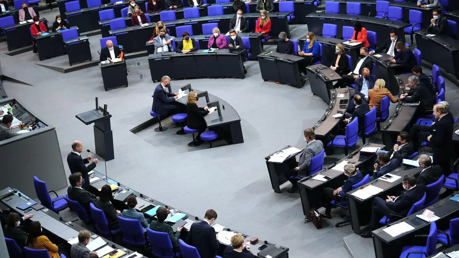 Bundeskanzler Olaf Scholz (SPD - links vorne) beantwortet bei der Regierungsbefragung im Bundestag die Fragen der Abgeordneten. (Foto: Kay Nietfeld/dpa)