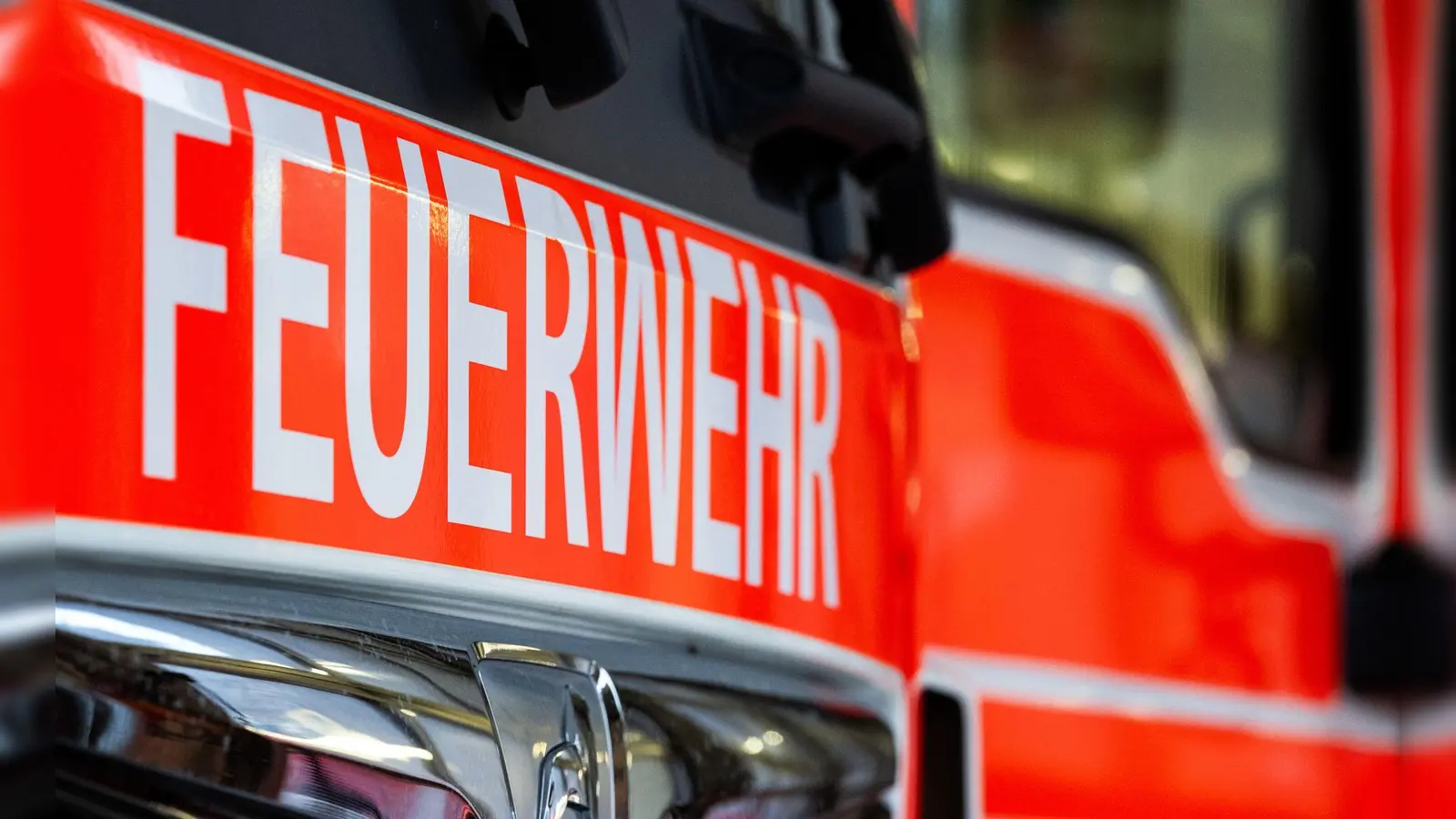  Die Löscharbeiten nach dem Kellerbrand dauerten am späten Abend noch an. (Symbolbild) (Foto: Soeren Stache/dpa)