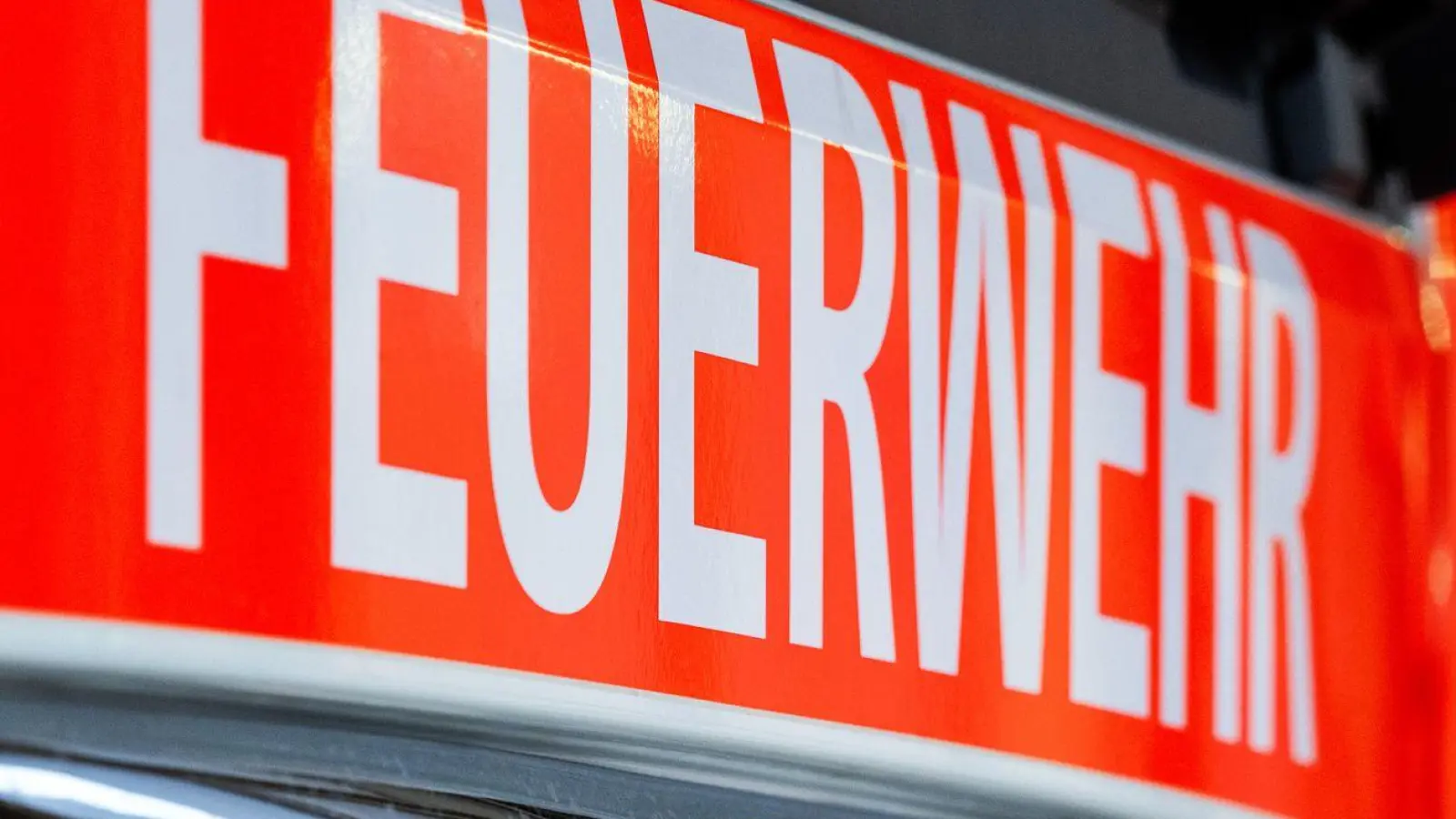 Mehr als sieben Stunden waren Feuerwehrleute auf der Bundesstraße zugange. (Symbolbild) (Foto: Soeren Stache/dpa)