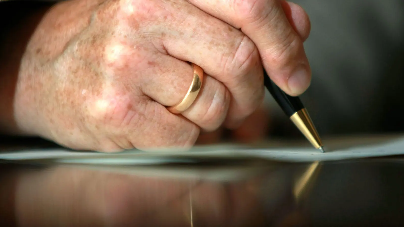 Bei einer Unterschrift muss es sich um einen individuellen Schriftzug handeln, der charakteristische Merkmale aufweist und dem noch Andeutungen von Buchstaben entnommen werden können.  (Foto: Patrick Seeger/dpa/dpa-tmn)