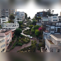 Geschätztes Geschlängel: Nicht wenige dürften auch nach San Francisco kommen, um einmal die Lombard Street zu befahren. (Foto: Mercedes Benz AG/dpa-tmn)