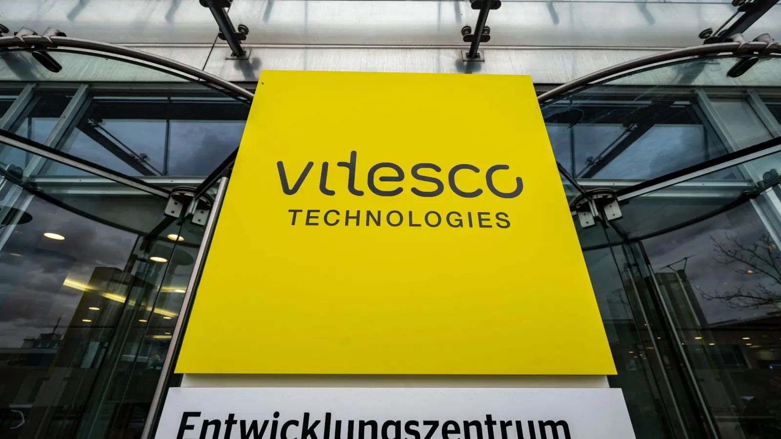 „Vitesco Technologies- Entwicklungszentrum“ steht auf einem Schild. (Foto: Armin Weigel/dpa/Archivbild)