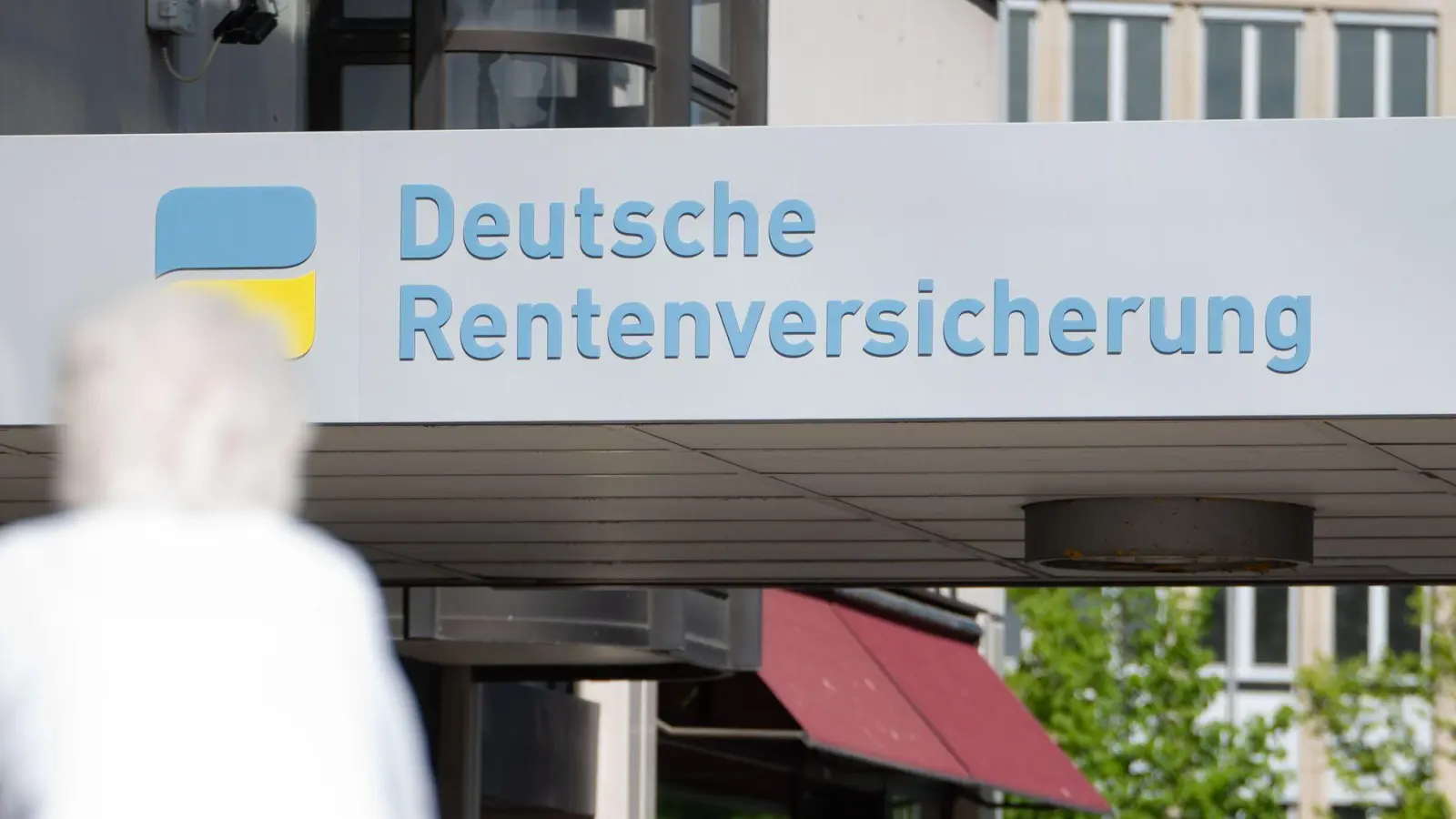 Ein „Bild“-Bericht über angebliche Vorschläge für eine Anhebung des Renteneintrittsalters auf 70 Jahre löst in Berlin Wirbel aus. (Symbolbild) (Foto: Markus Lenhardt/dpa)