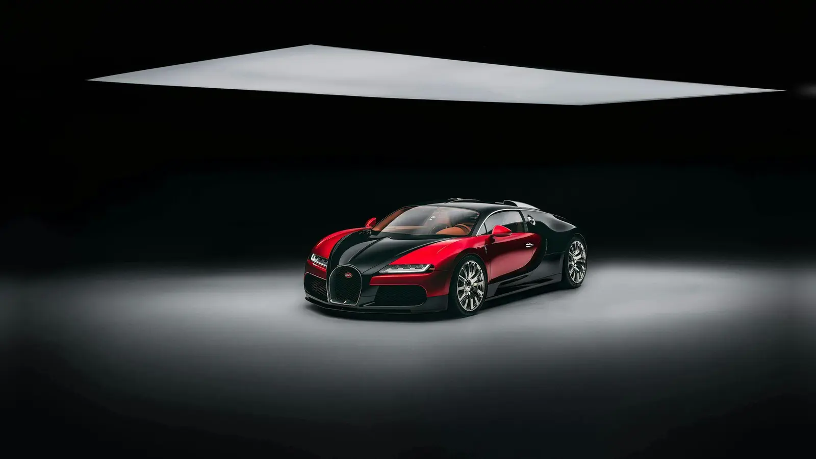 Exklusives Einzelstück: Das schwarz-rote Coupé ist von der Karosserie bis zum Interieur ganz den Wünschen des Kunden angepasst. (Foto: Bugatti/dpa-tmn)