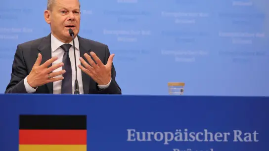 Bundeskanzler Olaf Scholz (SPD) gestikuliert während einer Pressekonferenz am zweiten Tag des EU-Gipfels. (Foto: Olivier Matthys/AP/dpa)