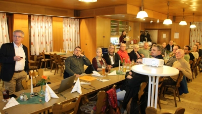 Bürgermeister Hans Henninger gab in der ersten Sitzung des Marktgemeinderates Flachslanden 2026 einen Rückblick auf die Aktivitäten im Jahr 2025. (Foto: Alexander Biernoth)