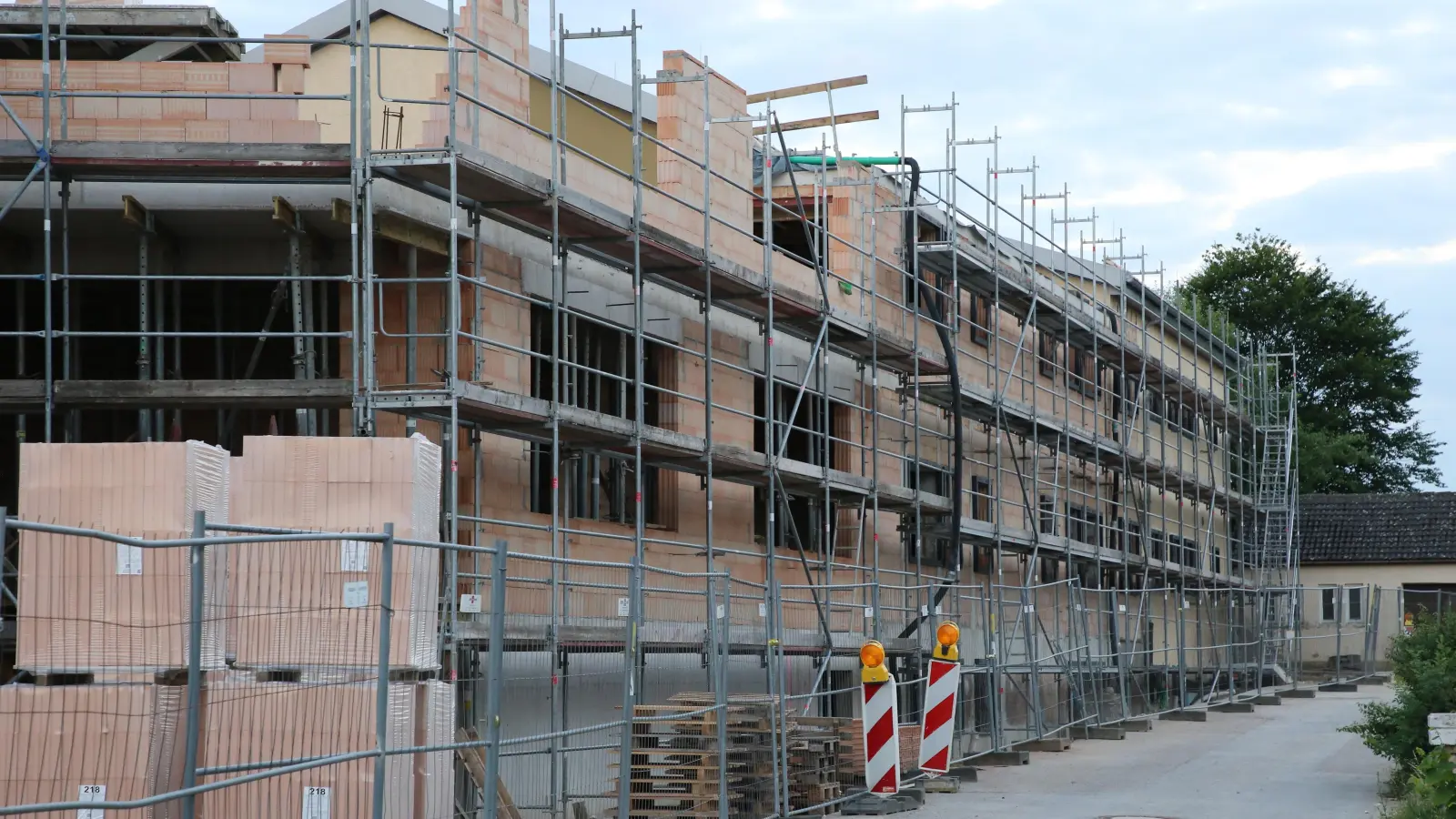 Die Generalsanierung und Erweiterung der Grundschule belastet den Haushalt der Gemeinde Mitteleschenbach heuer mit 3,96 Millionen Euro.  (Foto: Alexander Biernoth)