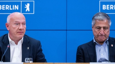 „Ein trauriger Tag für Berlin“: Wegner (l) und Niroomand verkünden das Ende der Bewerbung. (Foto: Christophe Gateau/dpa)
