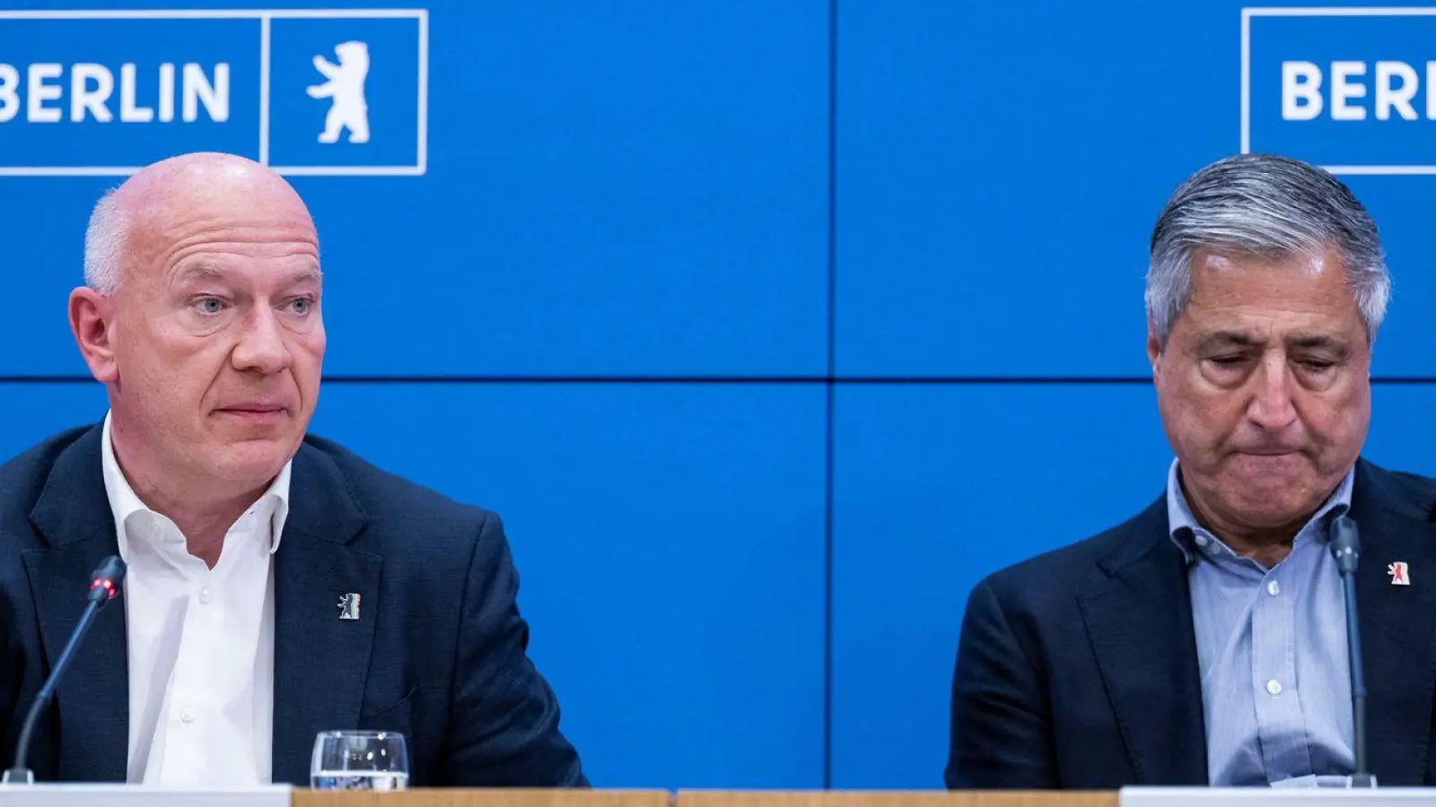 „Ein trauriger Tag für Berlin“: Wegner (l) und Niroomand verkünden das Ende der Bewerbung. (Foto: Christophe Gateau/dpa)