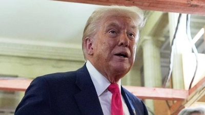 US-Präsident Trump bei einem Besuch der Fed - seit Monaten attackiert er die US-Notenbank. (Foto: Julia Demaree Nikhinson/AP/dpa)