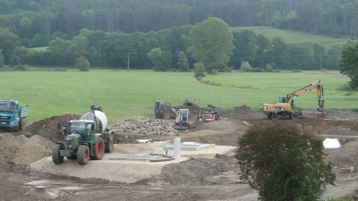 Auf der Baustelle am alten Klärteich zwischen Gräfenbuch und Unterheßbach herrscht reger Betrieb. (Foto: Winfried Vennemann)
