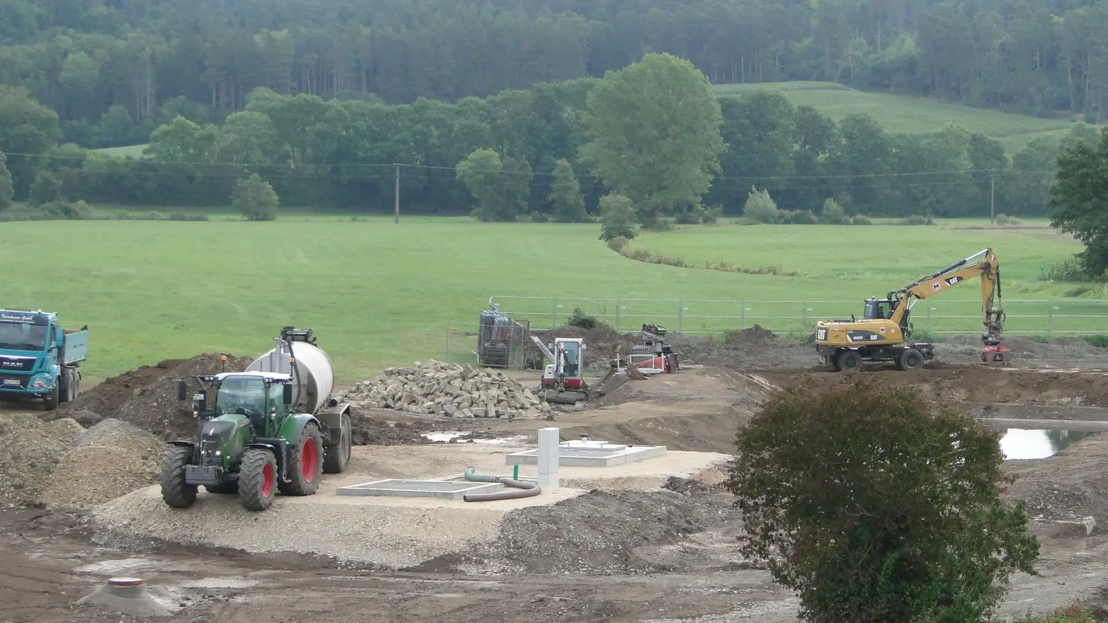 Auf der Baustelle am alten Klärteich zwischen Gräfenbuch und Unterheßbach herrscht reger Betrieb. (Foto: Winfried Vennemann)