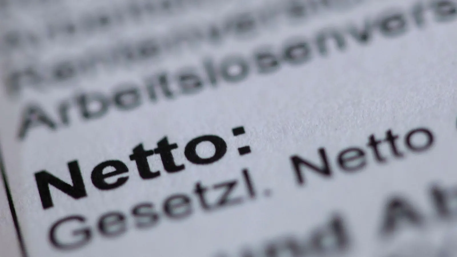 Entdeckt man im Netto-Auszahlungsbetrag einen Fehler, sollte man sich direkt an den Arbeitgeber wenden. (Foto: Jens Büttner/dpa-Zentralbild/dpa-tmn)