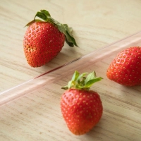 Lässt sich der Strunk von Erdbeeren einfach mit einem Strohhalm entfernen? (Foto: Christin Klose/dpa-tmn)