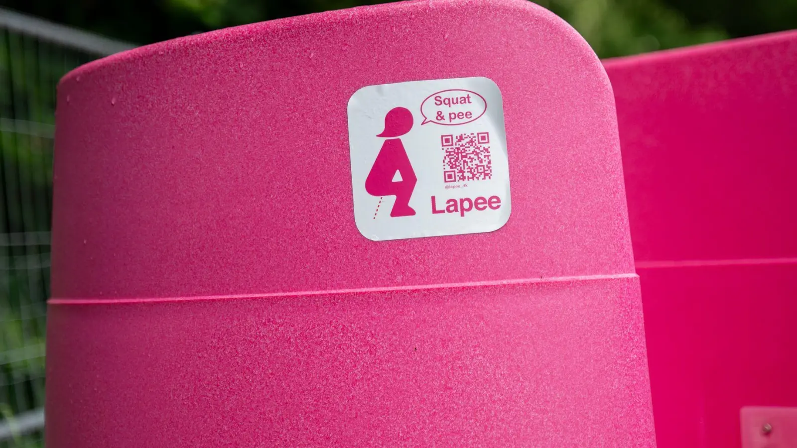 Eine Wand schützt die Frau vor fremden Blicken.  (Foto: Leonie Asendorpf/dpa)