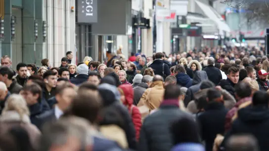 Dicht gedrängt laufen Menschen durch die Innenstadt: In Deutschland leben erstmals mehr als 84 Millionen Menschen. (Foto: Martin Gerten/dpa)