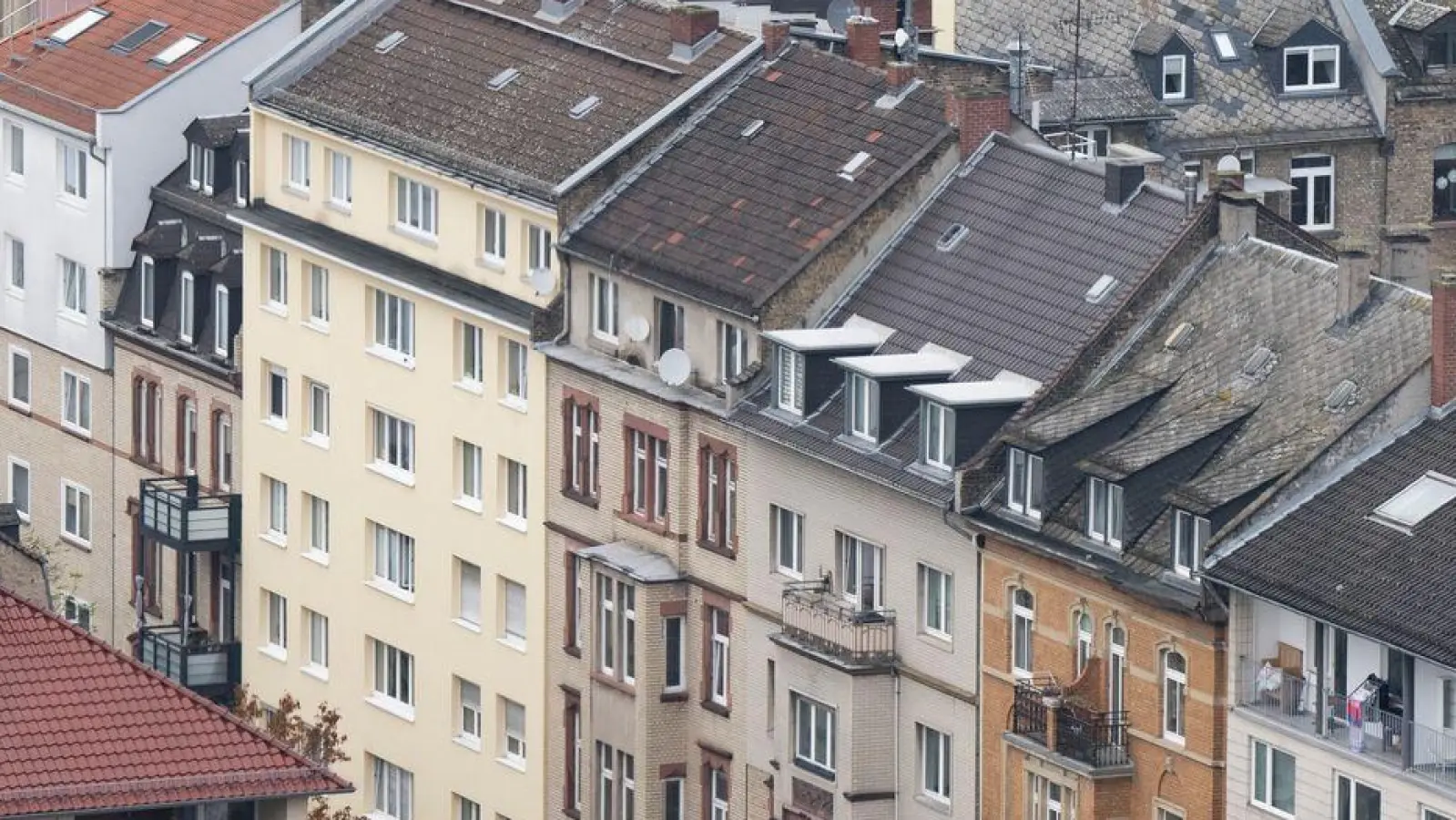 Für viele Menschen ist die monatliche Miete eine Last (Symbolbild) (Foto: Boris Roessler/dpa)