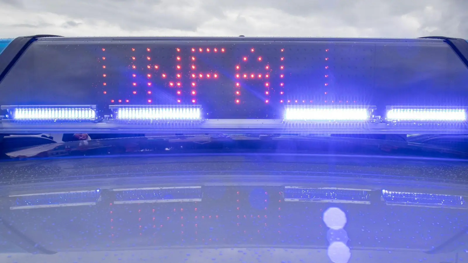 Auf der A7 zwischen Dinkelsbühl und Feuchtwangen kollidierte ein Pkw mit einem Kleintransporter. (Symbolbild: Carsten Rehder/dpa)