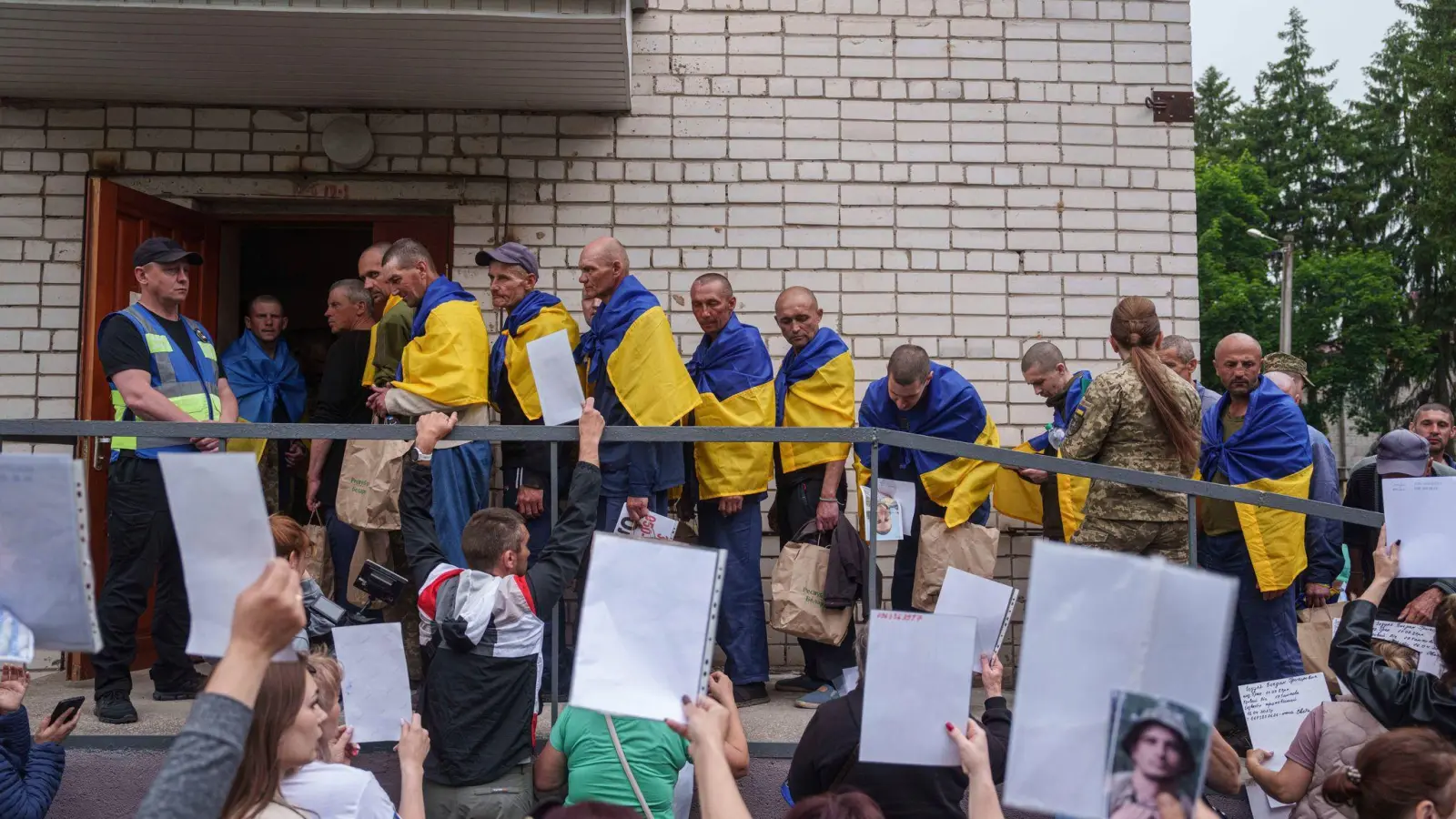 Eine neue Gruppe ukrainischer und russischer Kriegsgefangener sind bei einem Austausch freigekommen (Archivbild) (Foto: Evgeniy Maloletka/AP/dpa)