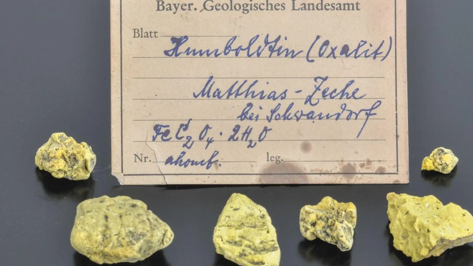Das seltene Mineral Humboldtin besteht aus Kohlenstoff und Wasser und enthält gleichzeitig auch Eisen. (Foto: Kemner/LfU/dpa)
