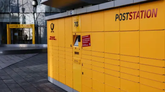 Vor der Zentrale in Bonn gibt es sie bereits: eine Poststation. (Foto: Oliver Berg/dpa)