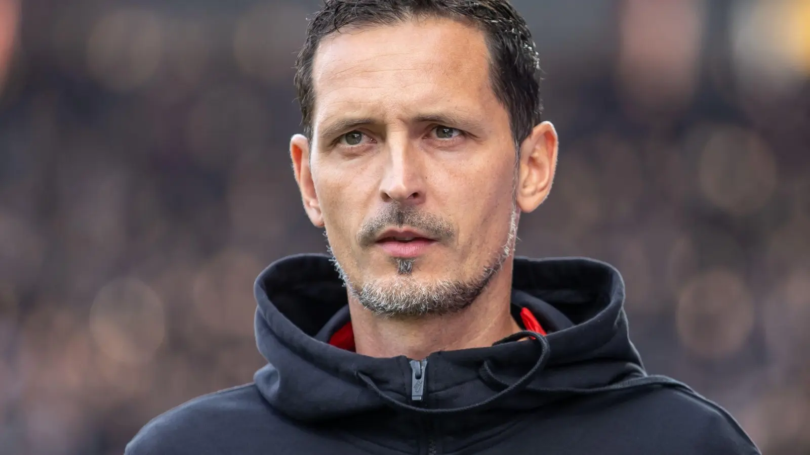 Eintracht Frankfurts Trainer Dino Toppmöller hat sich zu den Krawallen und den Fans geäußert. (Foto: Andreas Gora/dpa)