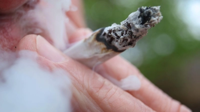 Ein 15-jähriger Cannabiskonsument wollte sich laut Polizei nicht kontrollieren lassen – am Ende ist ein Polizist schwer verletzt. (Symbolbild) (Foto: Karl-Josef Hildenbrand/dpa)