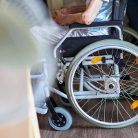 Eine Pflegeeinrichtung im Allgäu darf nun Kranke mit einem besonders hohen Pflegebedarf nicht mehr betreuen. (Symbolbild) (Foto: Christoph Reichwein/dpa)