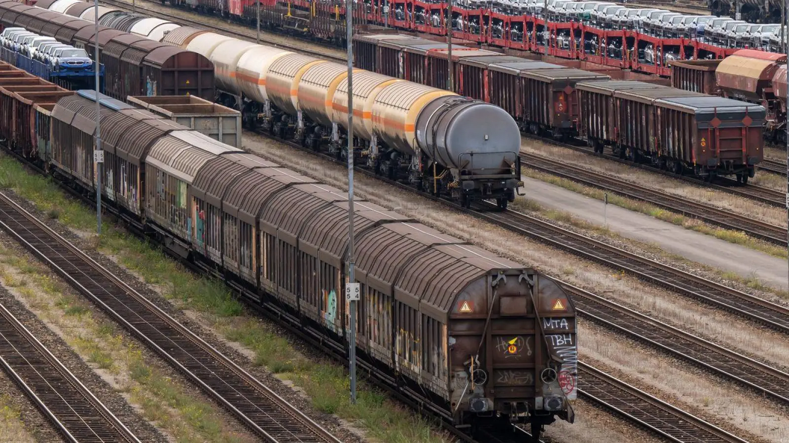 Die Sperrung hatte große Auswirkungen auf den Zugverkehr. (Symbolbild) (Foto: Peter Kneffel/dpa)