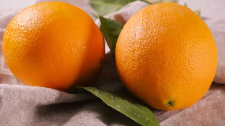 Um Orangen zu filetieren, braucht es ein großes, richtig scharfes Messer. (Foto: Katharina Frenzel/mehr-genuss.de/dpa-tmn)