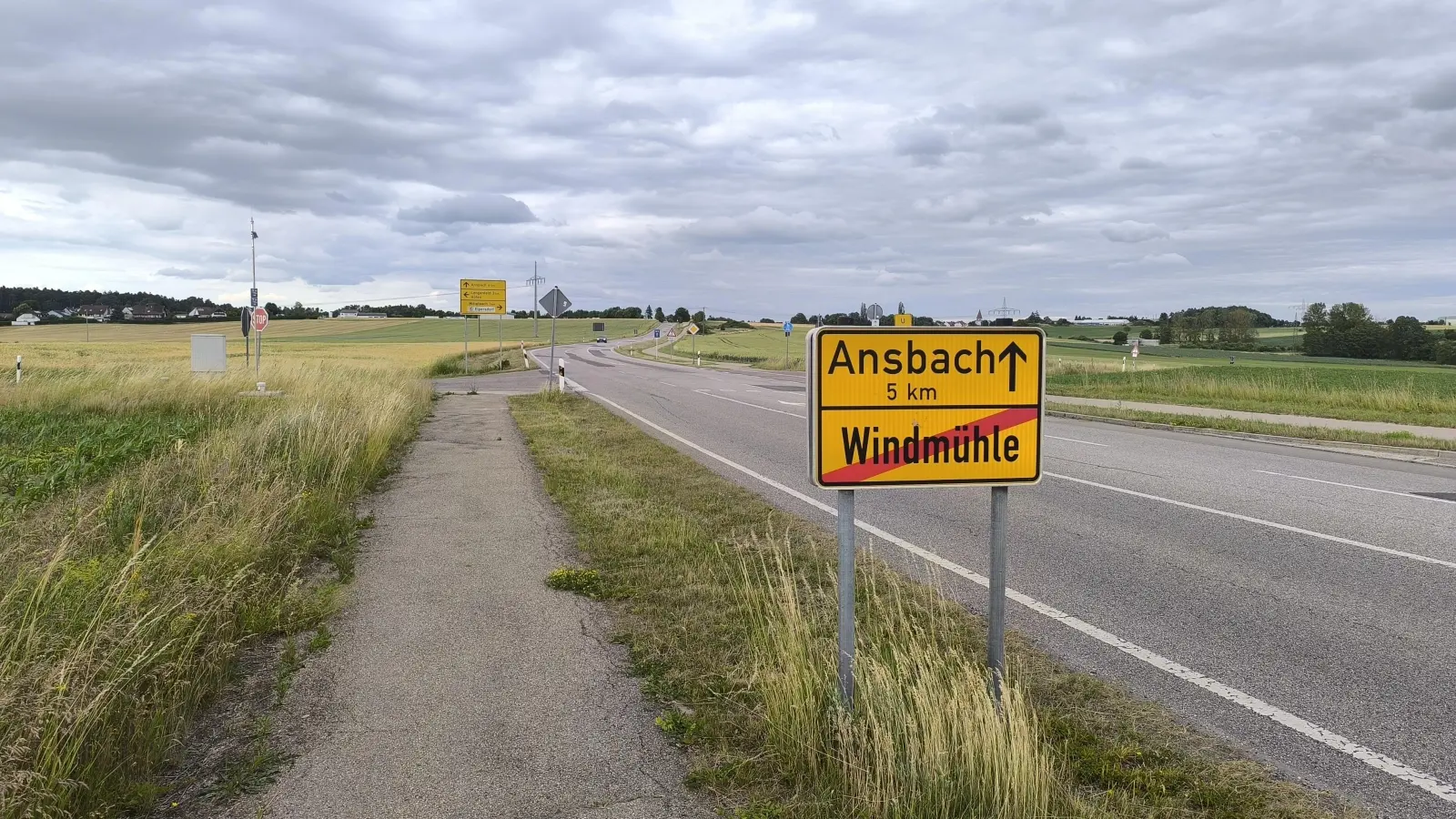 Die frühere Bundesstraße 14, die mittlerweile in diesem Bereich nur noch eine Staatsstraße ist, wird zwischen den Ansbacher Stadtteilen Windmühle und Elpersdorf gesperrt. (Foto: Thomas Schaller)