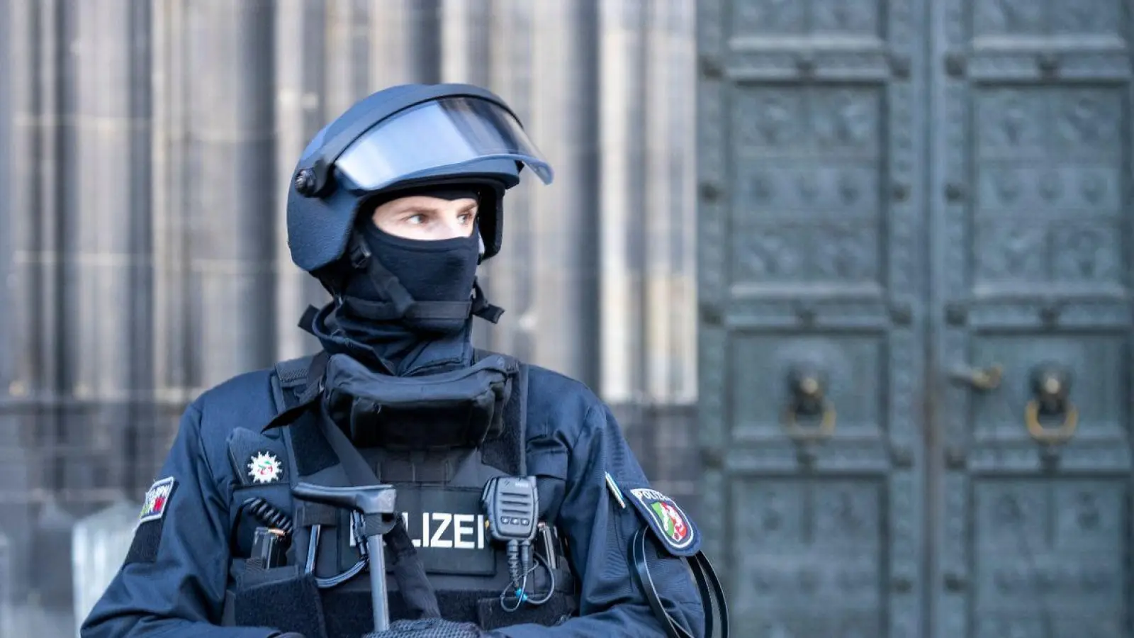 Vor dem Pontifikalamt im Kölner Dom zum Jahresabschluss mit Kardinal Woelki wird das Domumfeld von Einsatzkräften der Polizei mit Maschinenpistolen stark bewacht. (Foto: Thomas Banneyer/dpa)