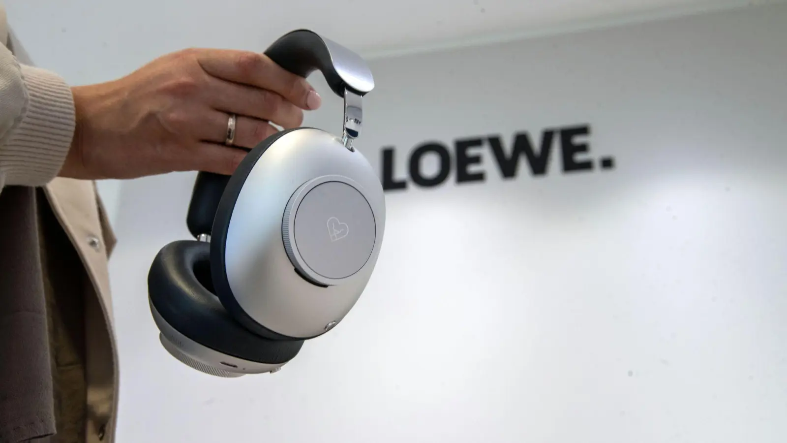 Loewe präsentiert seinen ersten Kopfhörer im Luxussegment. (Foto: Pia Bayer/dpa)