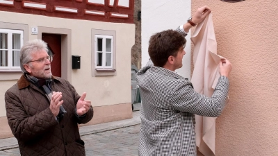 Sohn Florian und Vater Oskar Geidner enthüllten die Gedenktafel für Friedrich Dörr.  (Foto: Martin Stumpf)